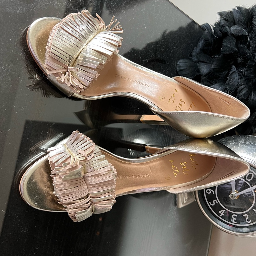 NWOT banana republic heels, gold, fringe leather size 7